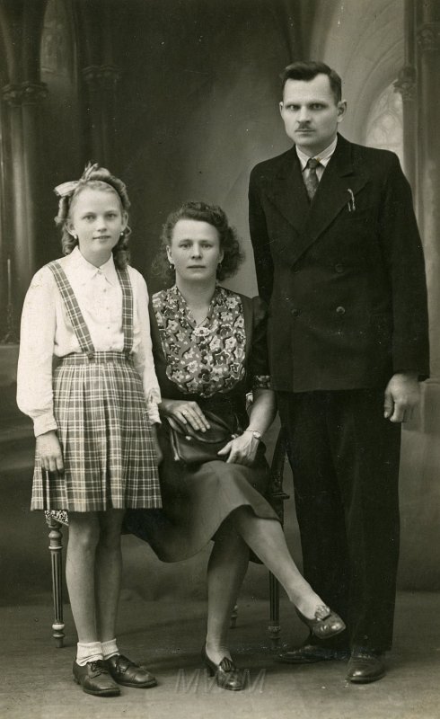 KKE 4015.jpg - Barbara i Stanisław Sacewicz z córką, Francja, II, 1946 r.